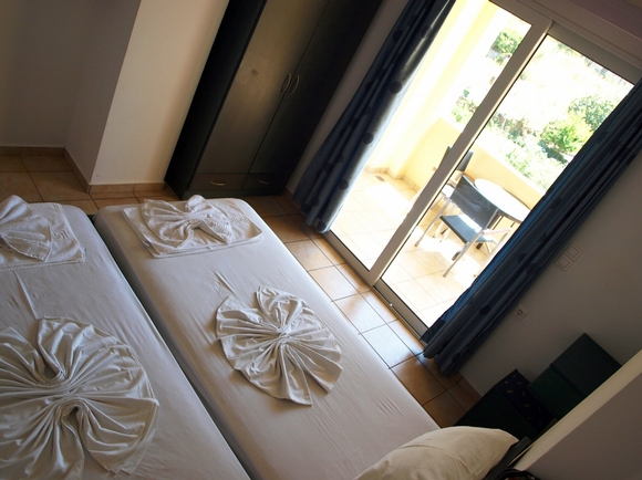 Room 42 , bedroom